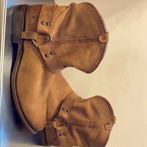 Frye Wyatt Harness Short cognac